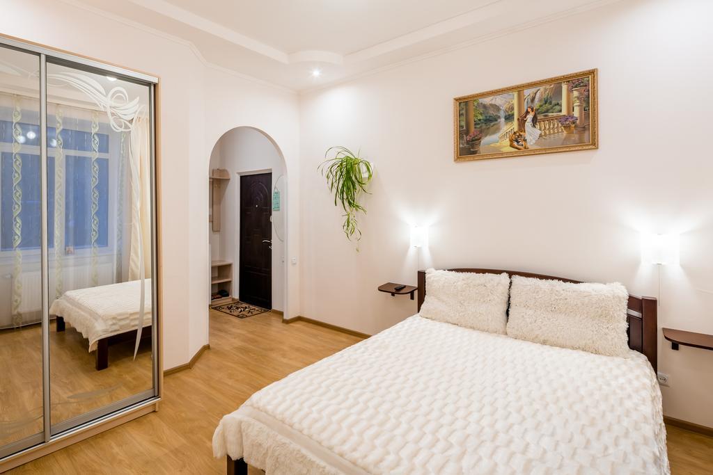 Apartment On Khmelnytskogo Street Лвив Екстериор снимка
