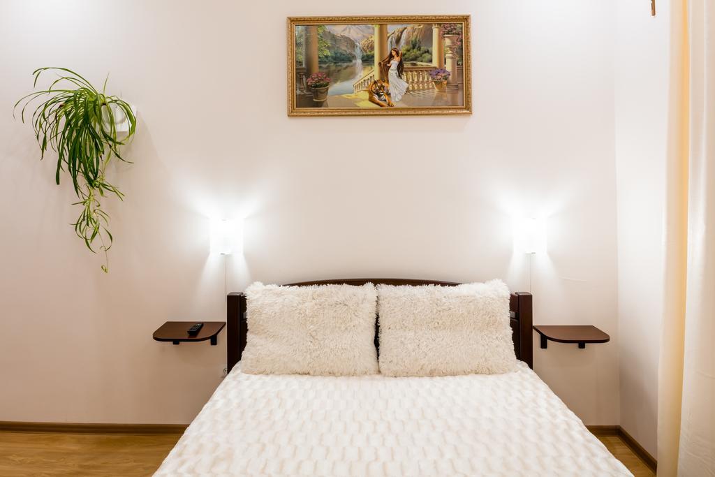 Apartment On Khmelnytskogo Street Лвив Екстериор снимка
