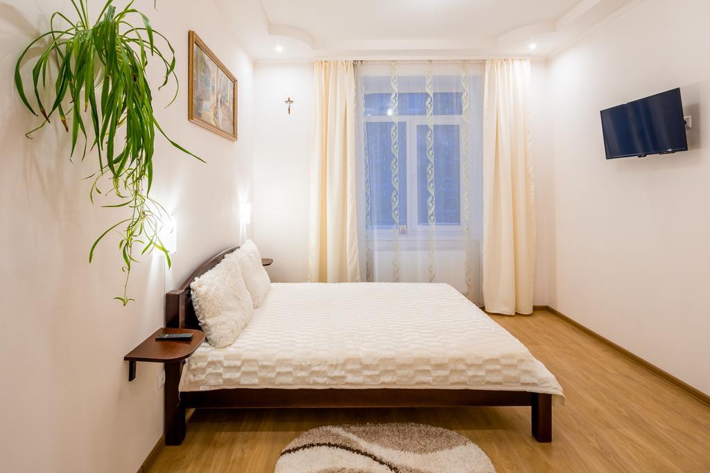 Apartment On Khmelnytskogo Street Лвив Екстериор снимка