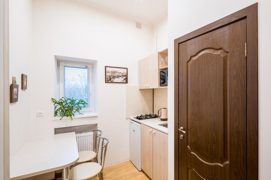 Apartment On Khmelnytskogo Street Лвив Екстериор снимка