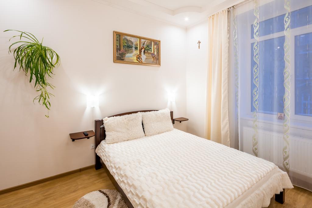 Apartment On Khmelnytskogo Street Лвив Екстериор снимка