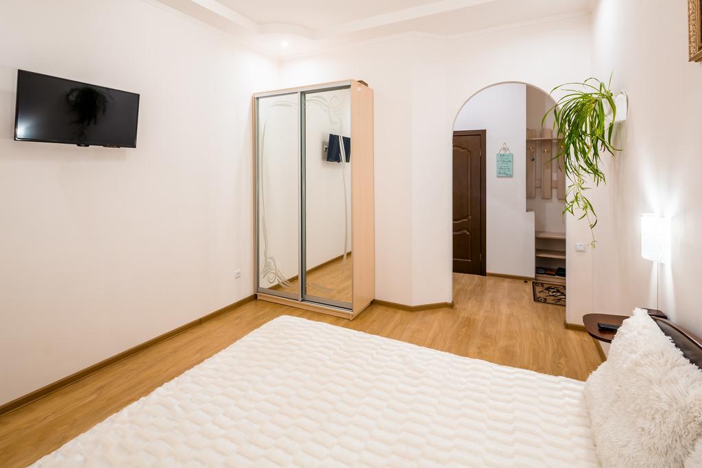 Apartment On Khmelnytskogo Street Лвив Екстериор снимка